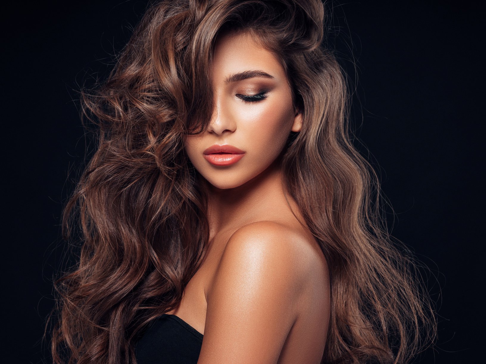 Brown haired woman with curly hairstyle